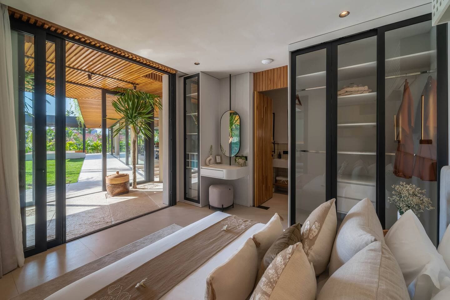Coco Bay Villa: Luxury 8-Bedroom Villa in Berawa Beach